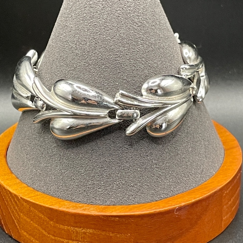 Vintage Crown Trifari Silver Tone Leaf Link Bracelet